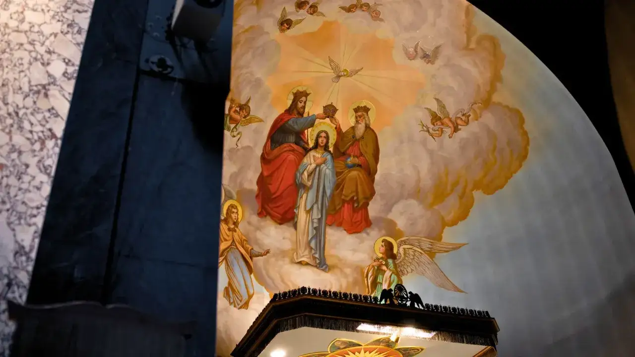 Obraz przedstawia wniebowzięcie Najświętszej Maryi Panny. Trójca Święta koronuje Maryję pośród aniołów i obłoków.
