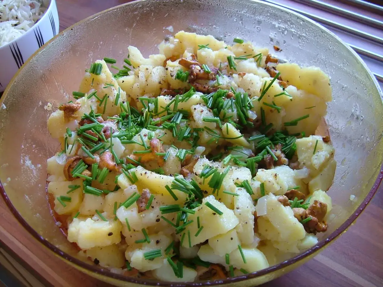 Kartoffelsalat mit Pfifferlingen und Schnittlauch, ein köstliches rezept kartoffelsalat für den Sommer.