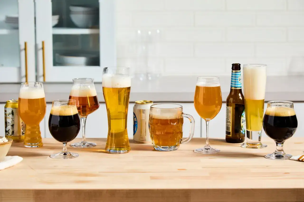 Variet&agrave; di birre in bicchieri e lattine. Una selezione per chi cerca una birra meno calorica senza rinunciare al gusto.