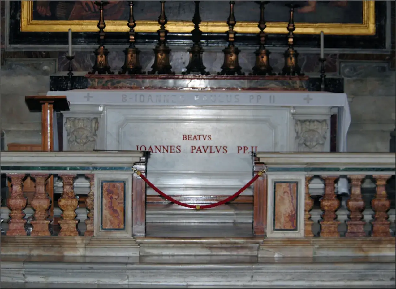 Grabst&auml;tte von Johannes Paul II. mit Inschrift 