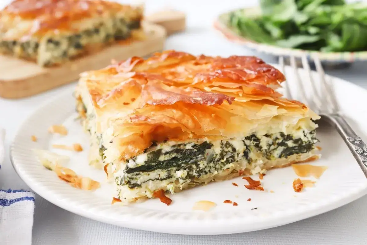 Tarta de espinacas crujiente y dorada, con capas de masa filo y un relleno cremoso de espinacas y queso. &iexcl;Un bocado delicioso!