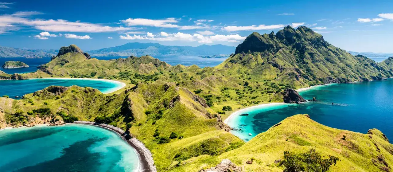 Wyspy Komodo, Indonezja: zielone wzgórza, turkusowe zatoczki i białe plaże. Idealne miejsce, by zobaczyć dziką przyrodę i poczuć tropikalny raj.