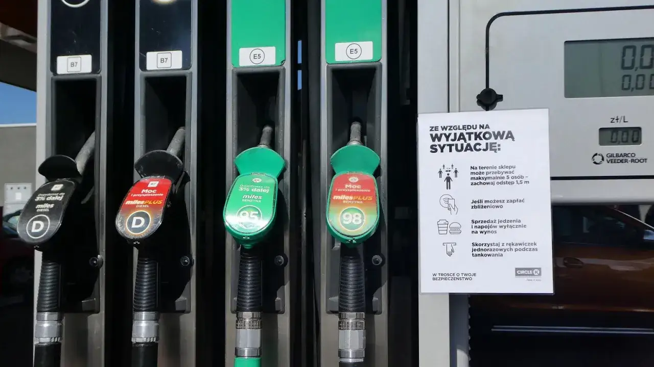 Dylemat kierowcy: benzyna 95 czy 98? Dwa dystrybutory z różnymi paliwami na stacji Circle K.