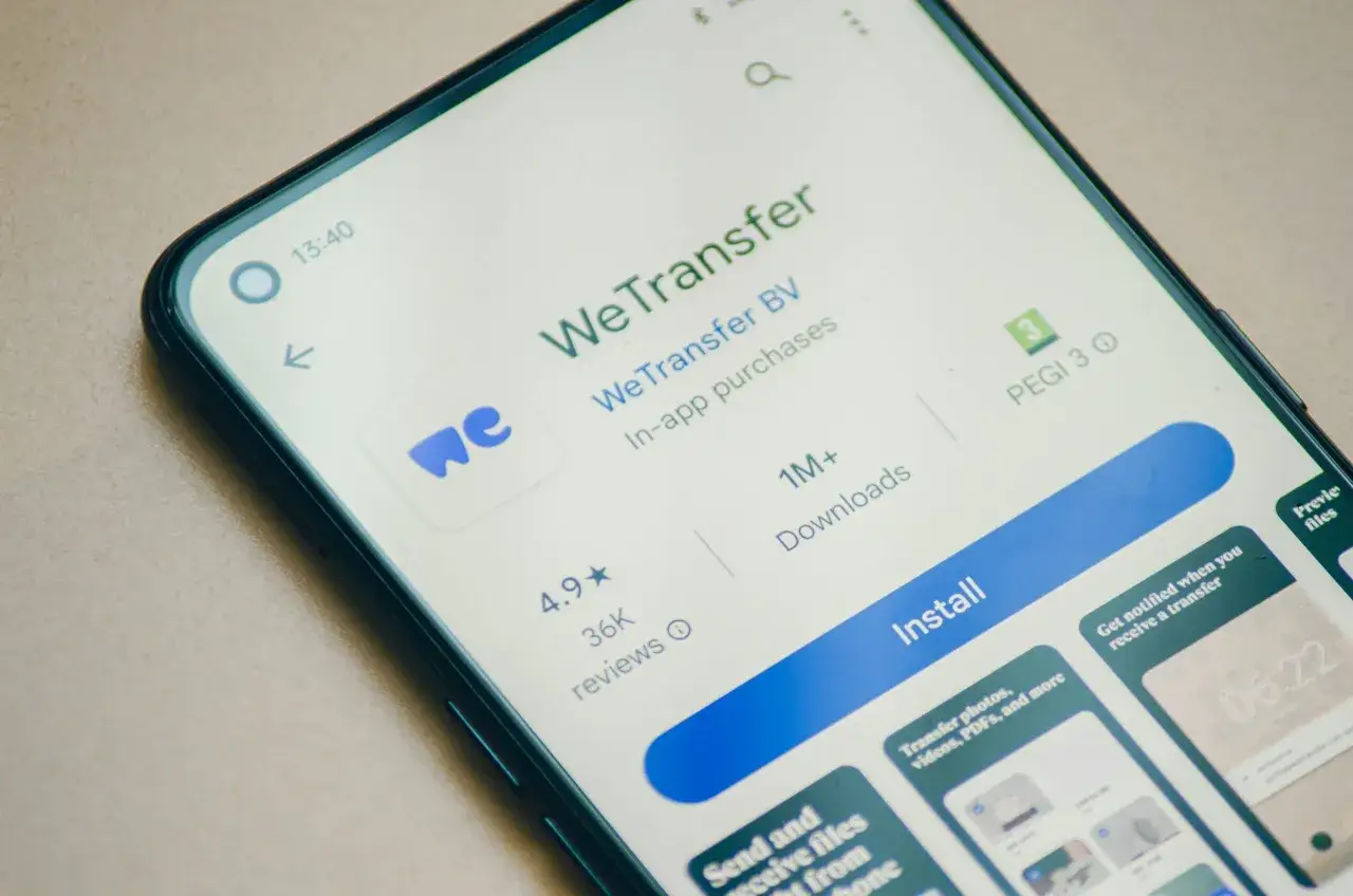 Ekran telefonu z aplikacją WeTransfer. Możesz tu łatwo przesyłać pliki, zdjęcia i filmy.