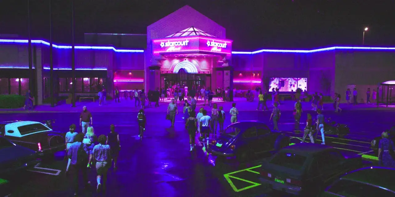 Nocne życie w Starcourt Mall, jak w Stranger Things 3. Neonowe światła odbijają się w mokrym asfalcie, a ludzie wchodzą do centrum handlowego.