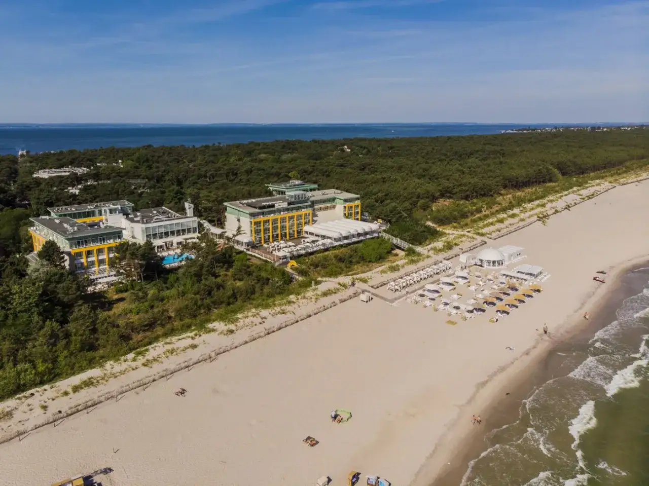 Hotel Mistral Jurata z basenem i plażą, otoczony lasem sosnowym, nad Bałtykiem.
