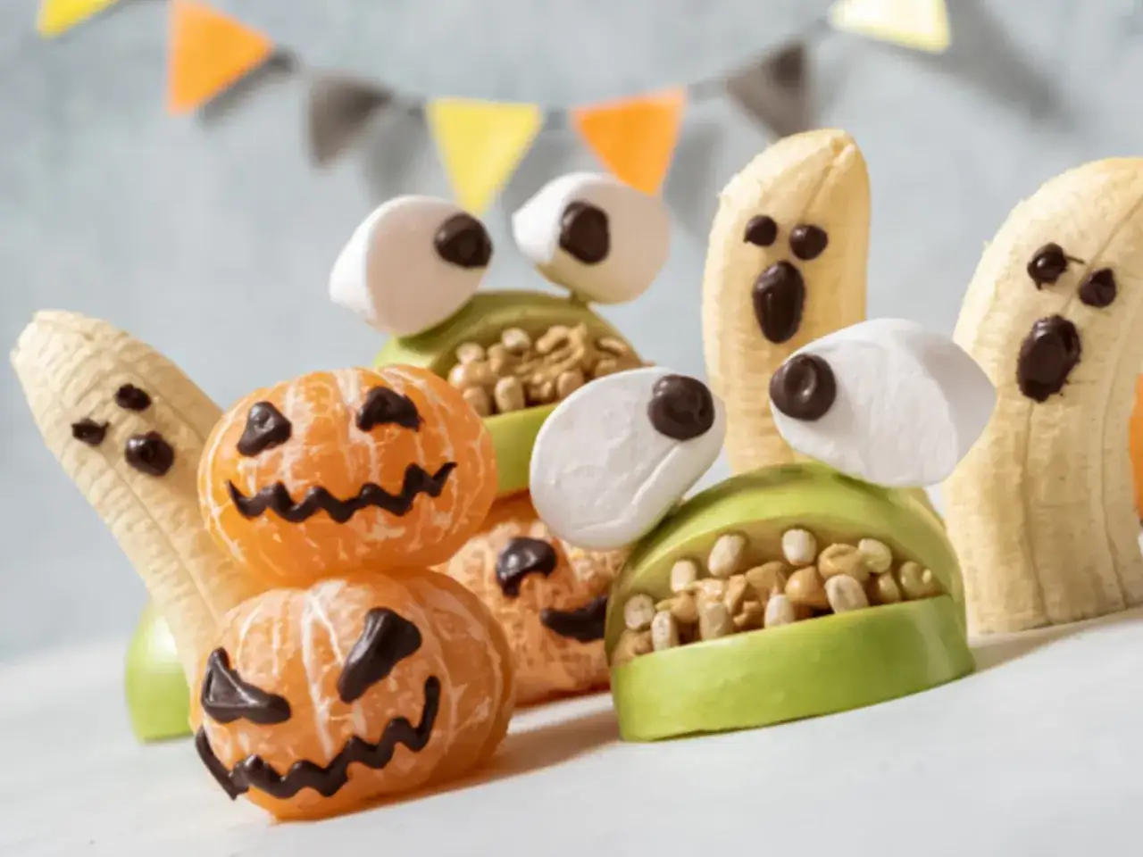 zdrowe przekąski halloweenowe, bananowe duszki, jabłkowe szczęki wampira, paprykowe lampiony