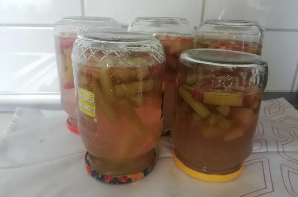 Słoiki z przetworami z rabarbaru. Pyszny sposób na to, co zrobić z rabarbaru, gdy jest go dużo.