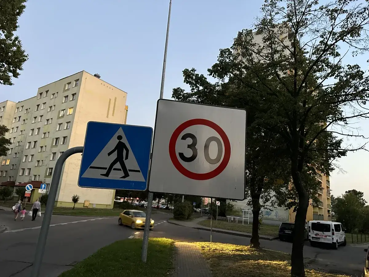 Znak przejście dla pieszych i znak ograniczenia prędkości do 30 km/h. Czy przejście dla pieszych odwołuje ograniczenie prędkości?