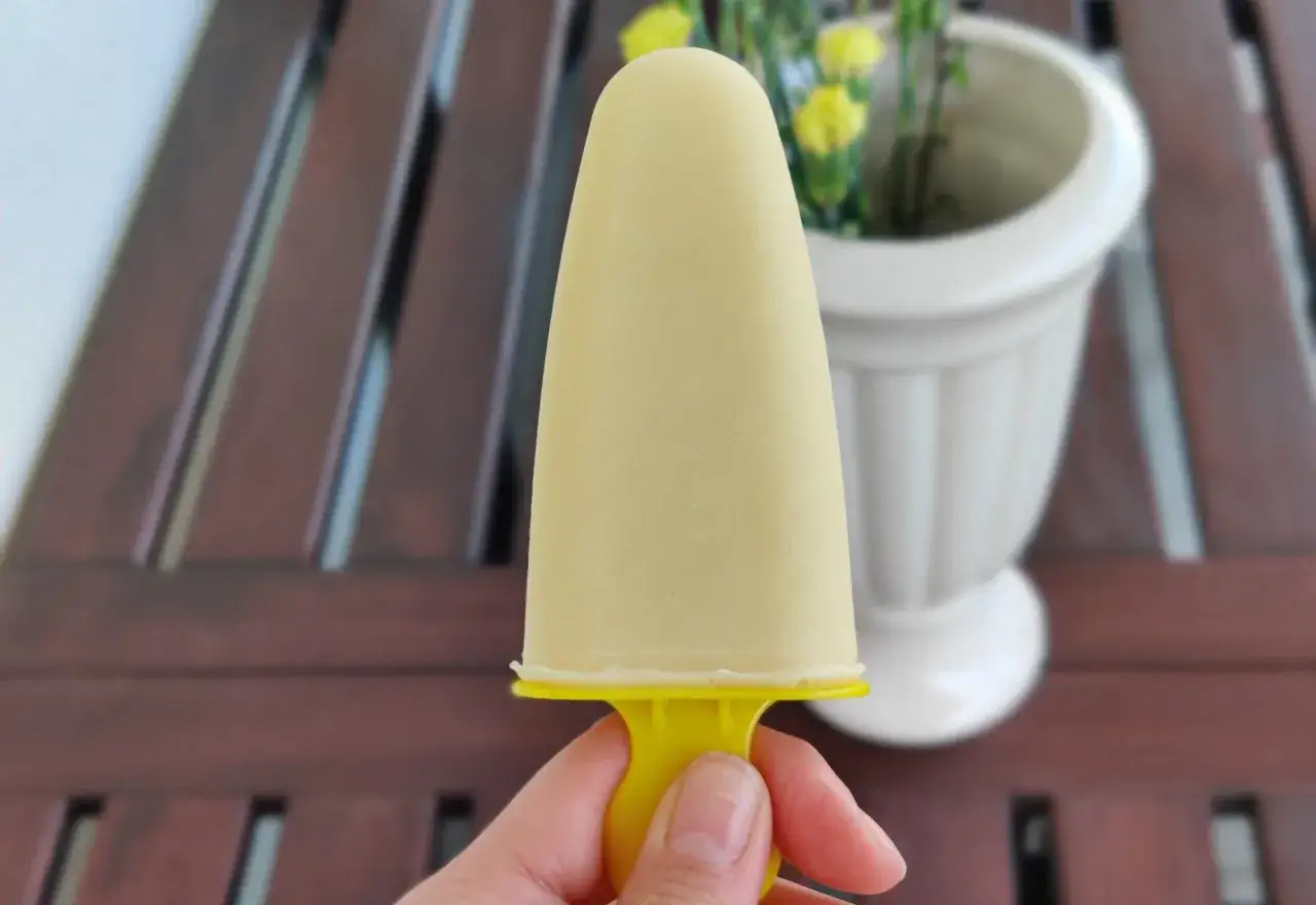 Lody na patyku, które właśnie wyjęto z zamrażarki. Czekam, aż zastygnie galaretka, by móc je zjeść.