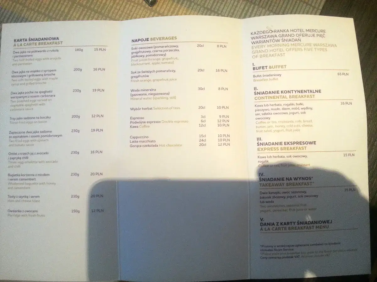 Karta śniadaniowa a'la carte: jajka na półtwardo, jajka poche, omlet z avocado, bagietka z serem camembert, owsianka z owocami.