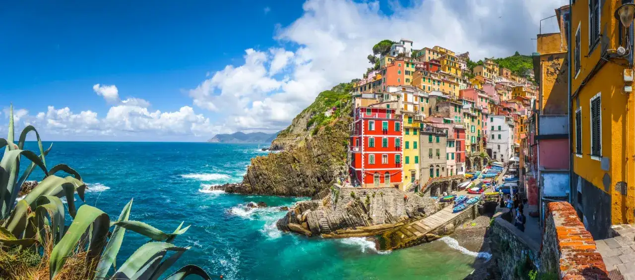 Kolorowe domy Cinque Terre, region La Spezia, wznoszą się na klifie nad turkusowym morzem.