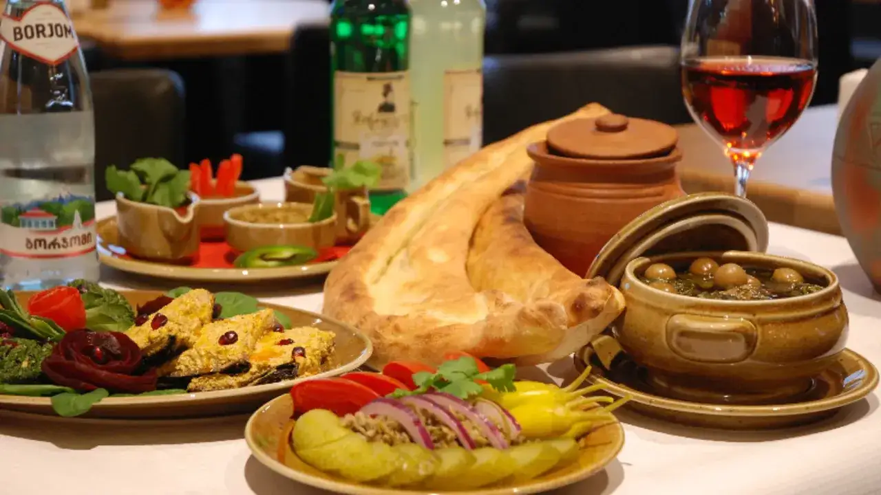 Georgisches Restaurant Halle: K&ouml;stliche georgische Spezialit&auml;ten mit Khachapuri, Oliven und Wein.