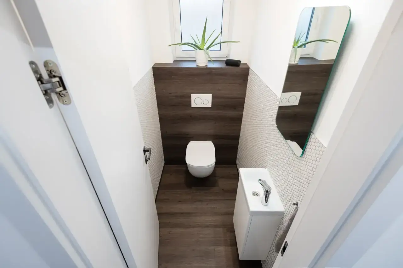 Bagno piccolo con WC, lavandino e specchio. Ottimo per misure minime mini bagni piccoli progetti.