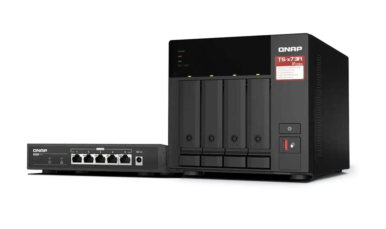 Un NAS QNAP TS-X73A avec 4 baies, accompagné d'un switch réseau QSW. Idéal pour le stockage et la gestion de données.