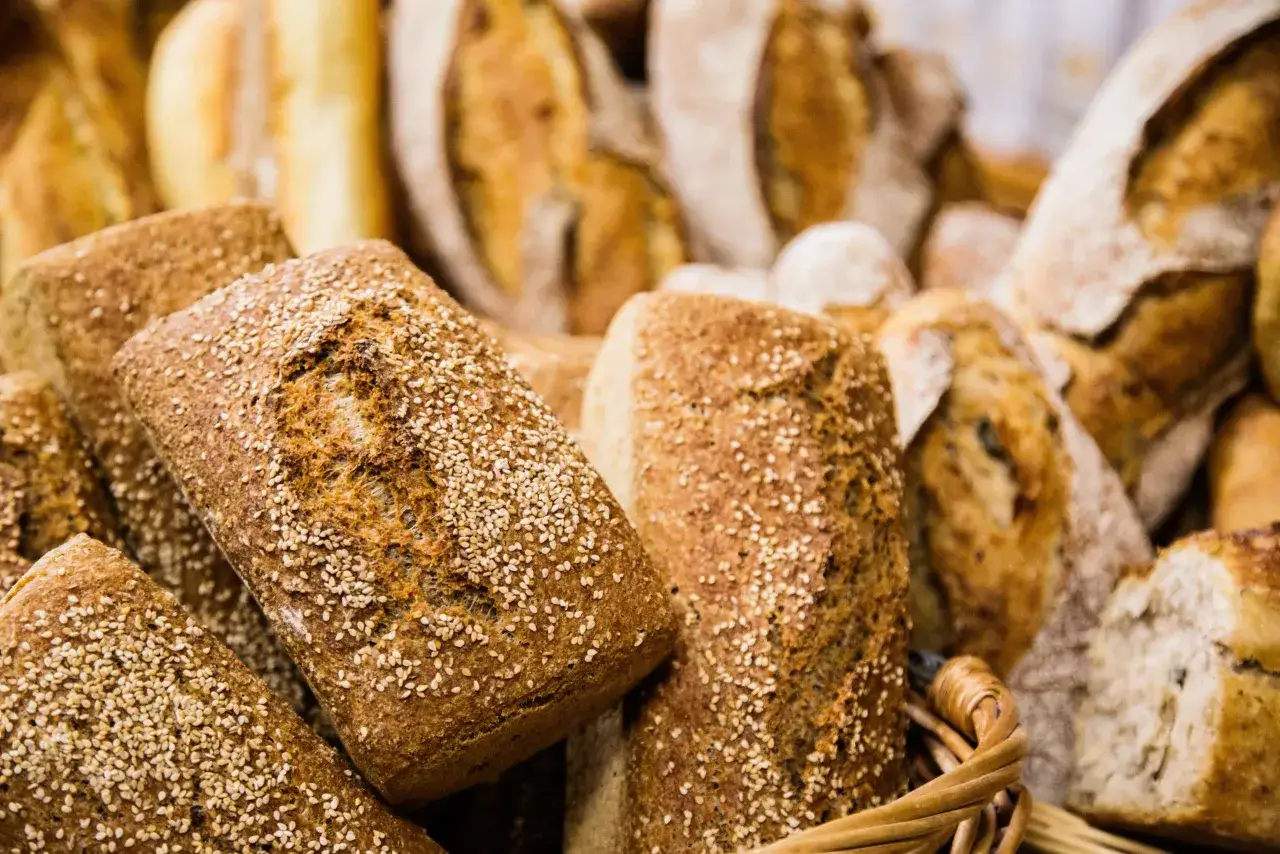 Frisches Dinkelbrot mit Sesam bestreut, ein Genuss für alle, die glutenhaltiges Brot lieben.