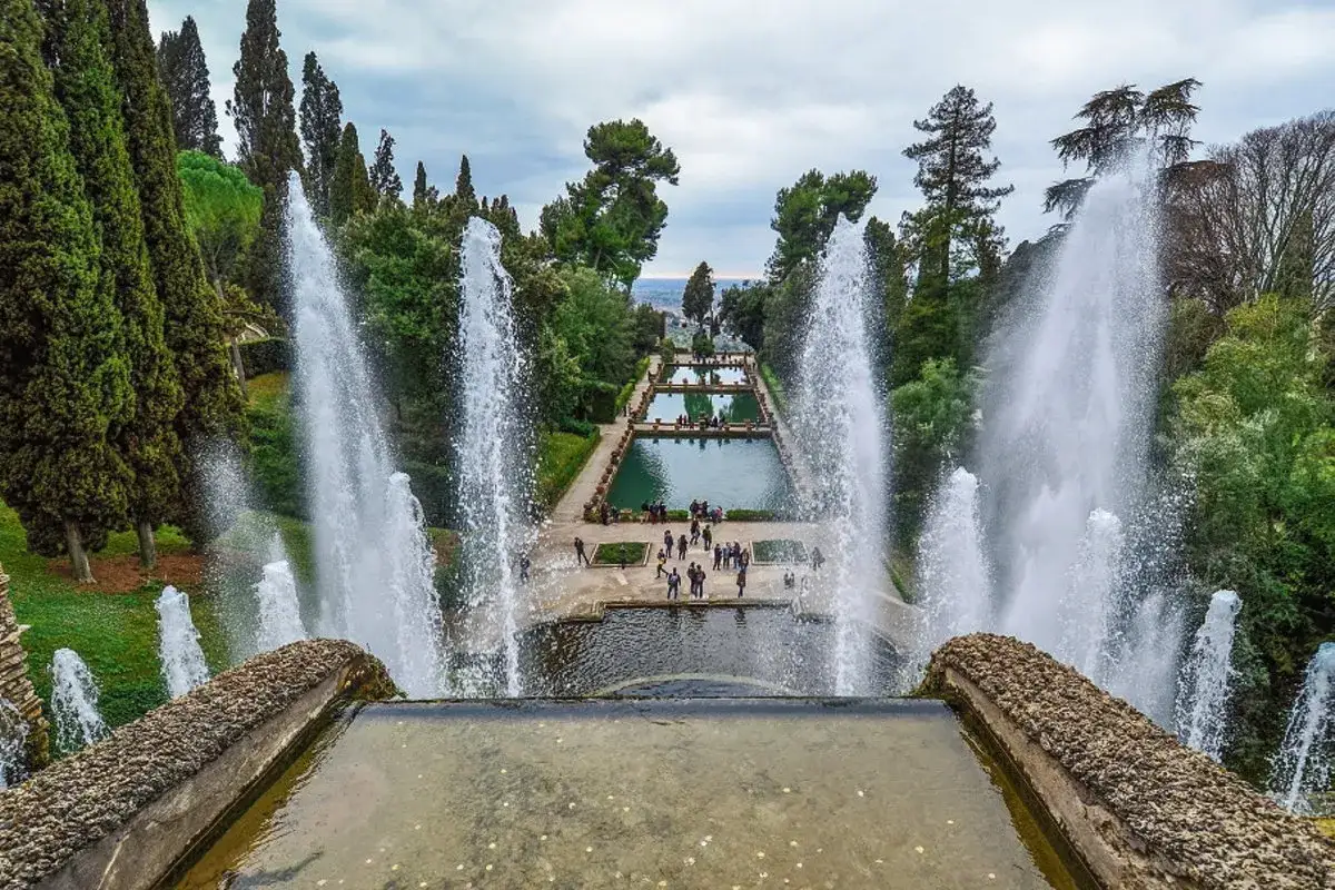 Magnifiques fontaines et jardins en terrasse, un endroit id&eacute;al pour visiter Tivoli et s'&eacute;merveiller.