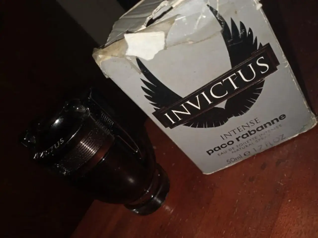 Flakon i pudełko po perfumach Paco Rabanne Invictus Intense.