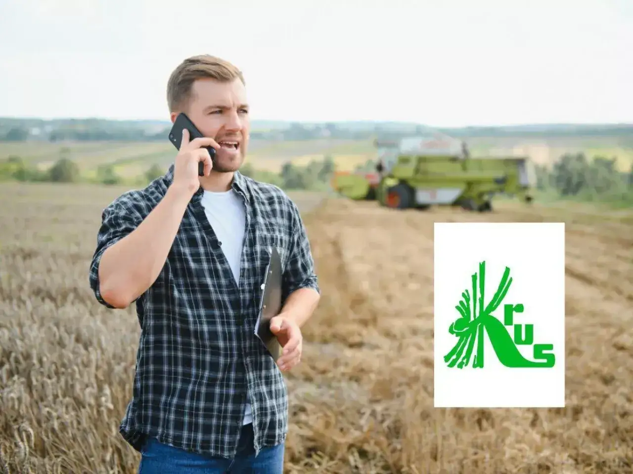 Rolnik rozmawia przez telefon na polu, zastanawiając się, ile wynosi składka KRUS na kwartał 2026. W tle kombajn.