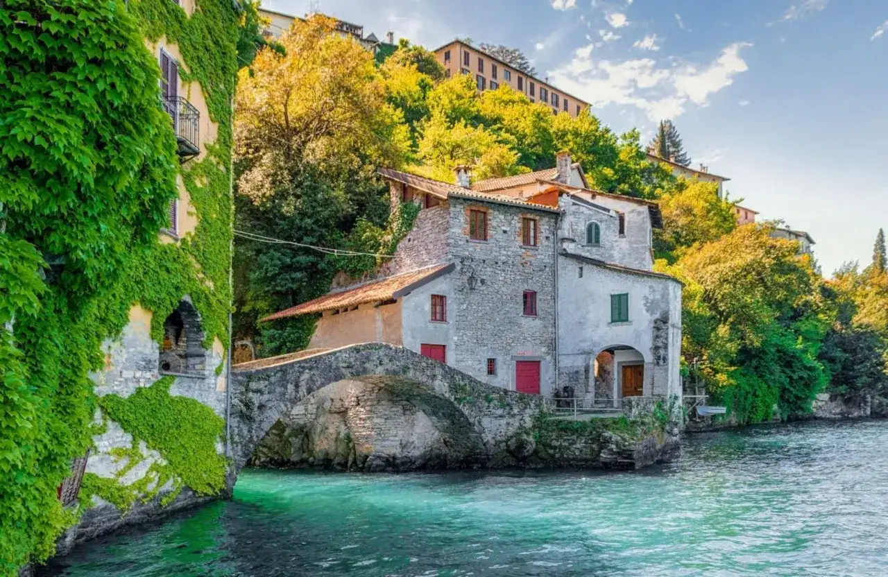 Un angolo di paradiso, perfetto per una mezza giornata fuori Milano. Case antiche abbracciate dal verde, un ponte di pietra e l'acqua cristallina.