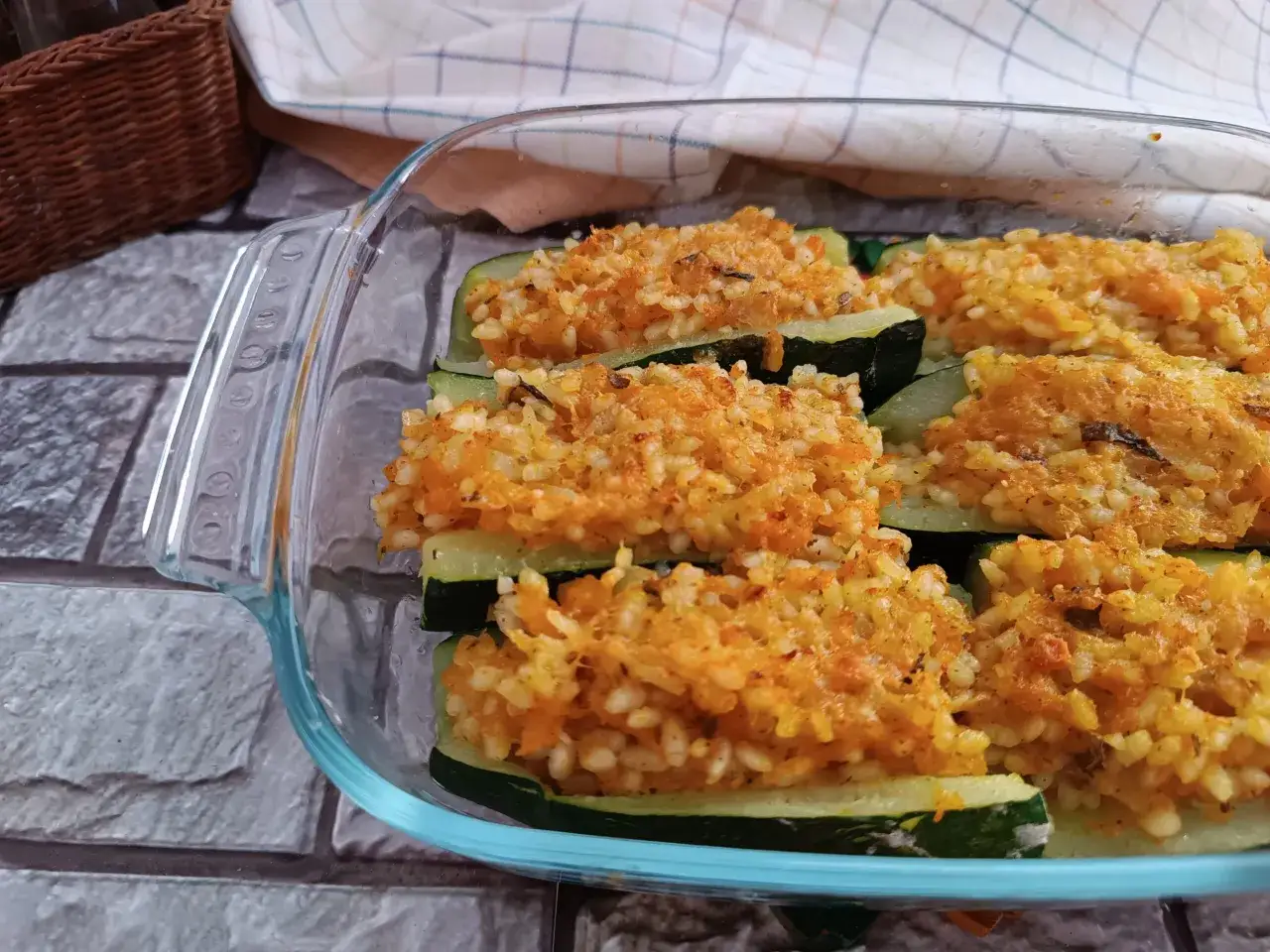Zucchine ripiene di riso, cotte al forno e pronte per essere gustate. Un piatto saporito e leggero.