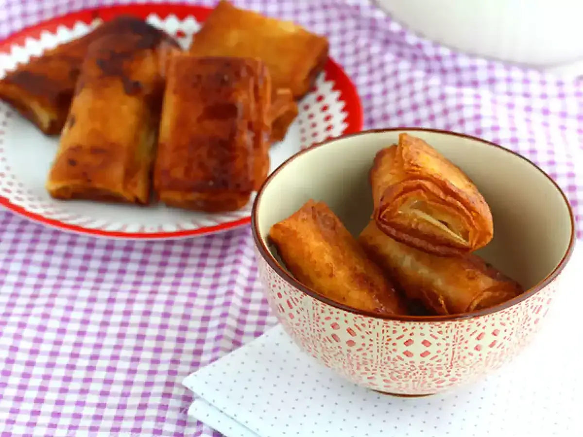 Krispiga rullar av friterad banan panko i en skål och på en tallrik.