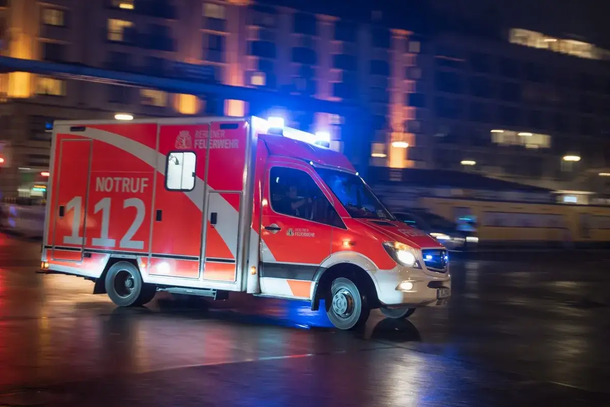 Rotes Einsatzfahrzeug der Berliner Feuerwehr mit Blaulicht f&auml;hrt durch die Nacht. Wer mit Blaulicht f&auml;hrt, muss mit Strafe rechnen, wenn er nicht im Einsatz ist.