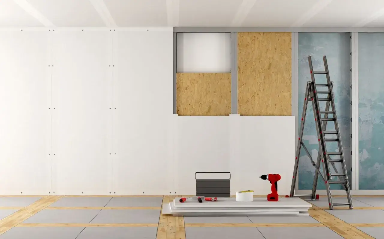 Chantier intérieur : pose de plaques de plâtre, échelle, perceuse. Estimation du prix placo m2 pour vos travaux.