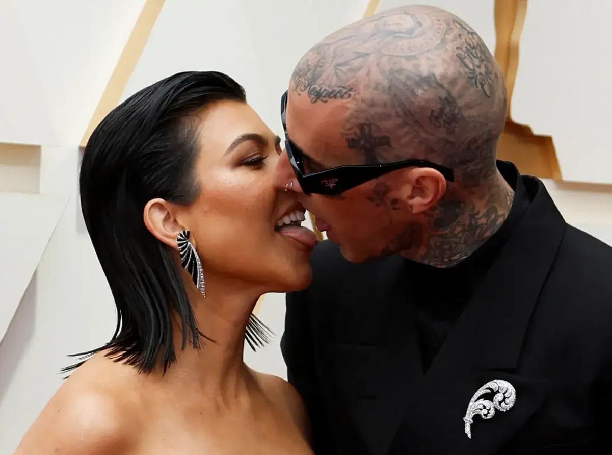 Travis Barker i jego żona Kourtney Kardashian w namiętnym pocałunku.