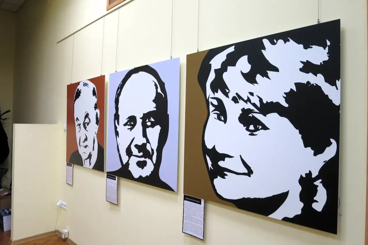 Wystawa portretów polskich poetów alfabetycznie. Obrazy przedstawiają twarze znanych postaci polskiej literatury.