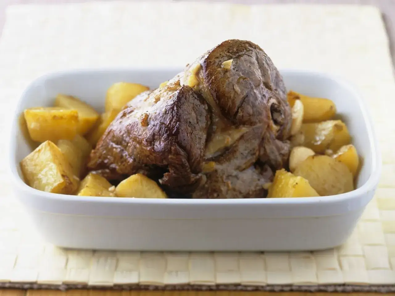 Ein saftiger Lammbraten mit goldbraunen Kartoffeln, perfekt für das Osterfest.