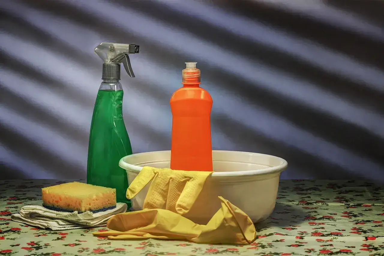 Potrzebne środki do czyszczenia: płyn do naczyń, spray, gąbka, rękawice. Dowiedz się, jak usunąć klej po naklejce z plastiku.