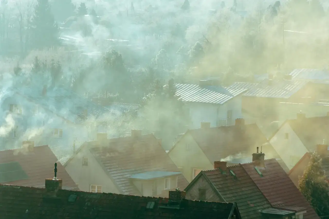 Dym z kominów nad osiedlem. Czy pellet jest ekologiczny? Wątpliwe, gdy widać takie zadymienie.