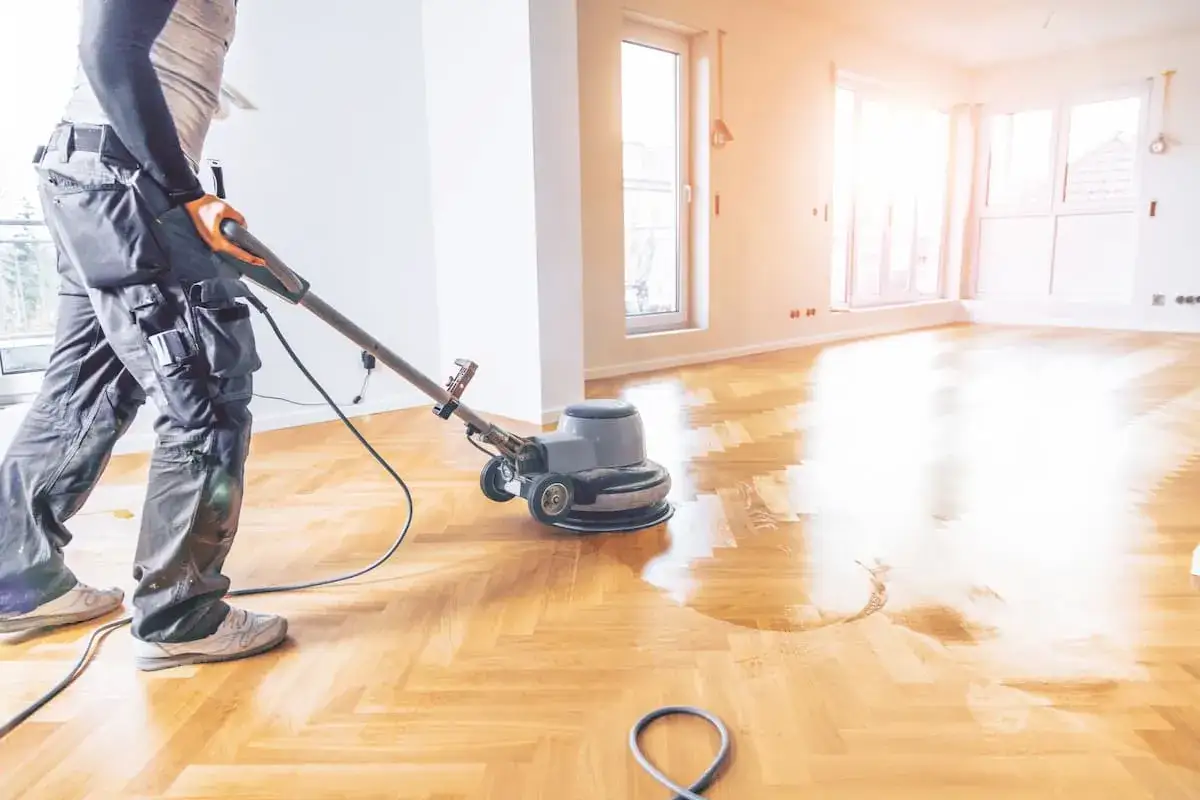 Profesional lijando y barnizando parquet. Consulta el precio de lijado y barnizado de parquet para renovar tu hogar.