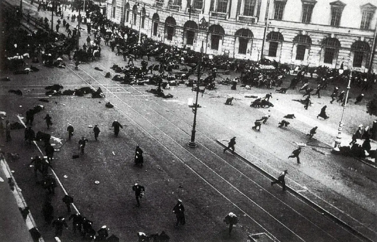 Chaos na ulicy, ludzie uciekają, leżą ciała. Obraz rewolucji w przedwiośniu.