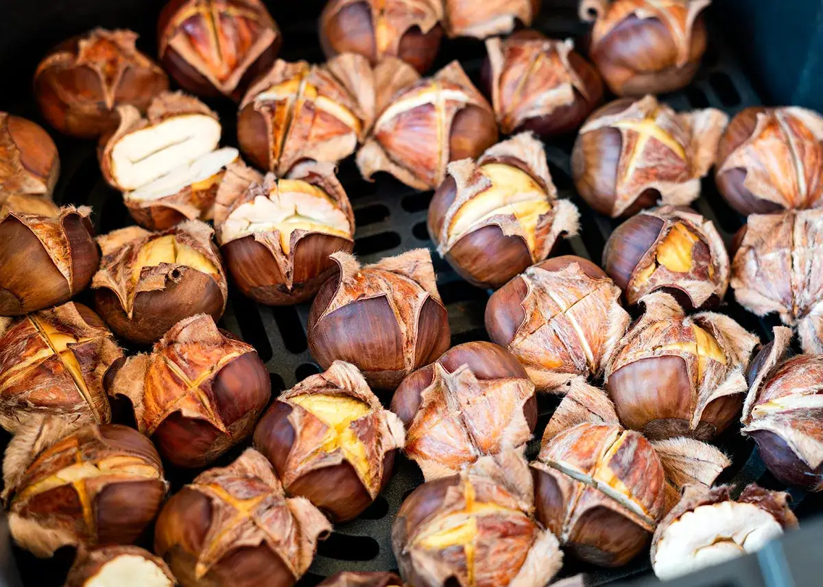 Casta&ntilde;as al horno listas para disfrutar. El tiempo y temperatura perfectos para asarlas hasta que se abran y su interior est&eacute; tierno y dorado.