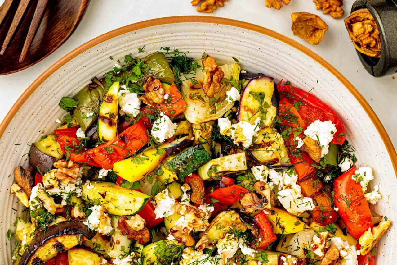 Buntes, gegrilltes Gemüse mit Feta und Walnüssen. Perfekt für vegetarisches Grillen, mit Auberginen, Zucchini, Paprika und Kräutern.