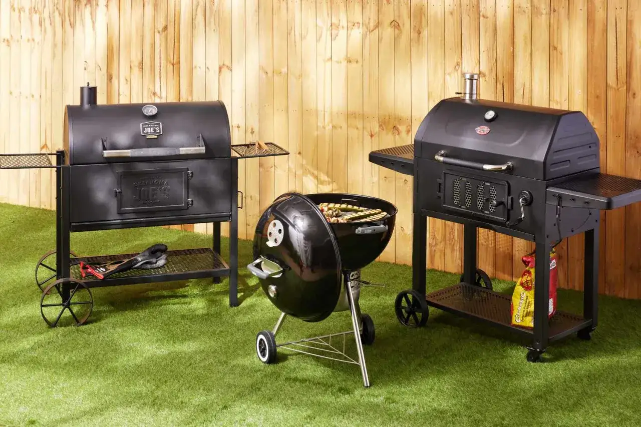 Gotowi na grillowanie? Dwa czarne grille, jeden z otwartą pokrywą, czekają na rozpalenie.