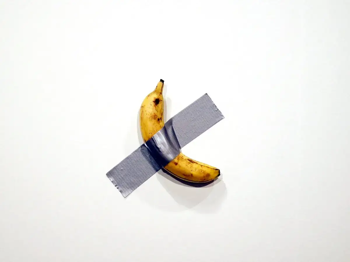 Une banane scotch&eacute;e sur un mur blanc, une &oelig;uvre d'art conceptuelle qui fait r&eacute;fl&eacute;chir.