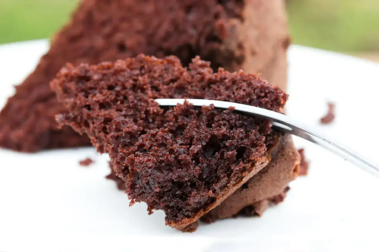 Une part de cake au chocolat moelleux, pr&ecirc;te &agrave; &ecirc;tre d&eacute;gust&eacute;e avec une fourchette.