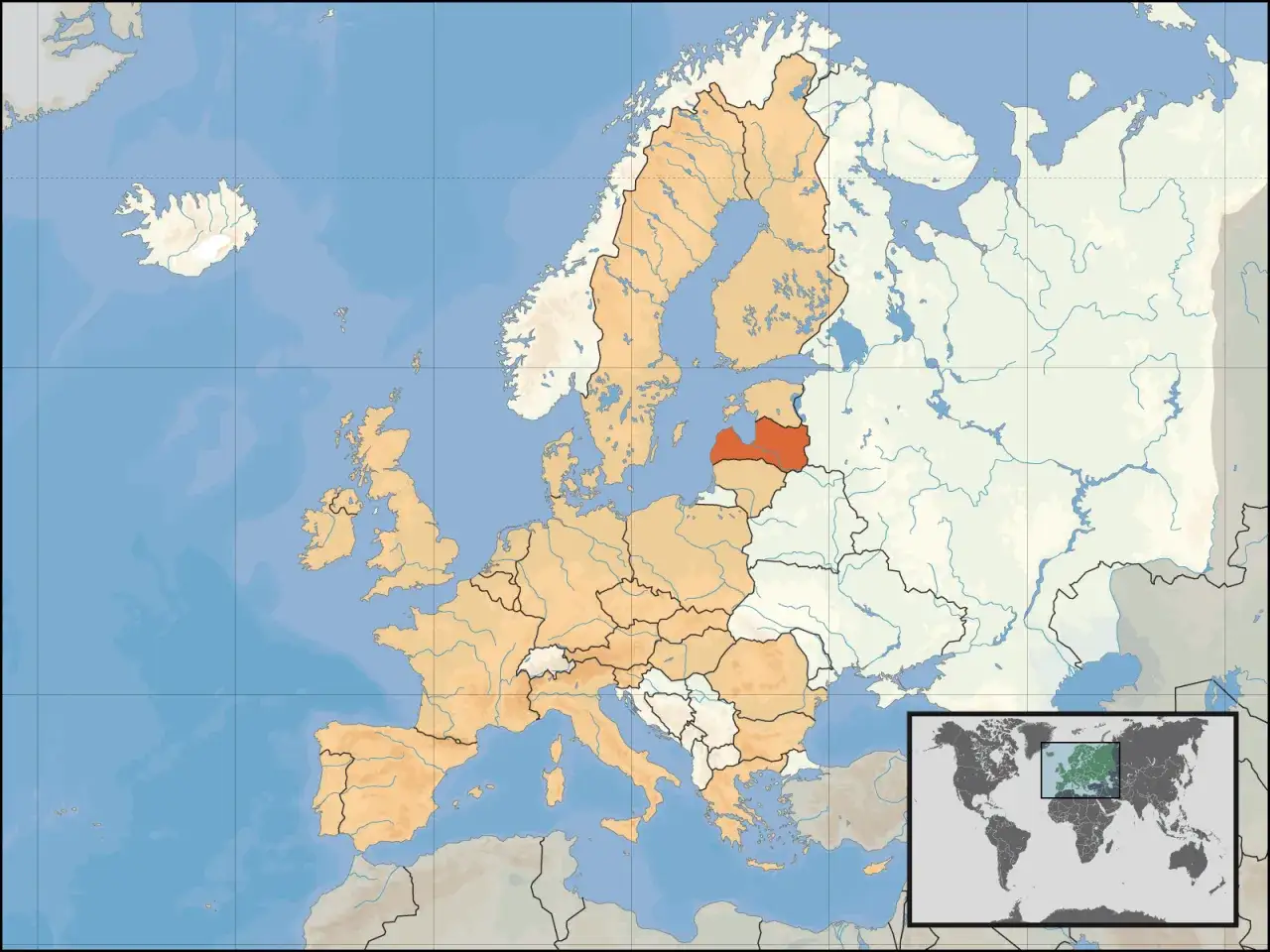 Mapa Europy z zaznaczoną Łotwą. Gdzie jest Ryga? Właśnie tam, na wybrzeżu Bałtyku, stolica Łotwy.