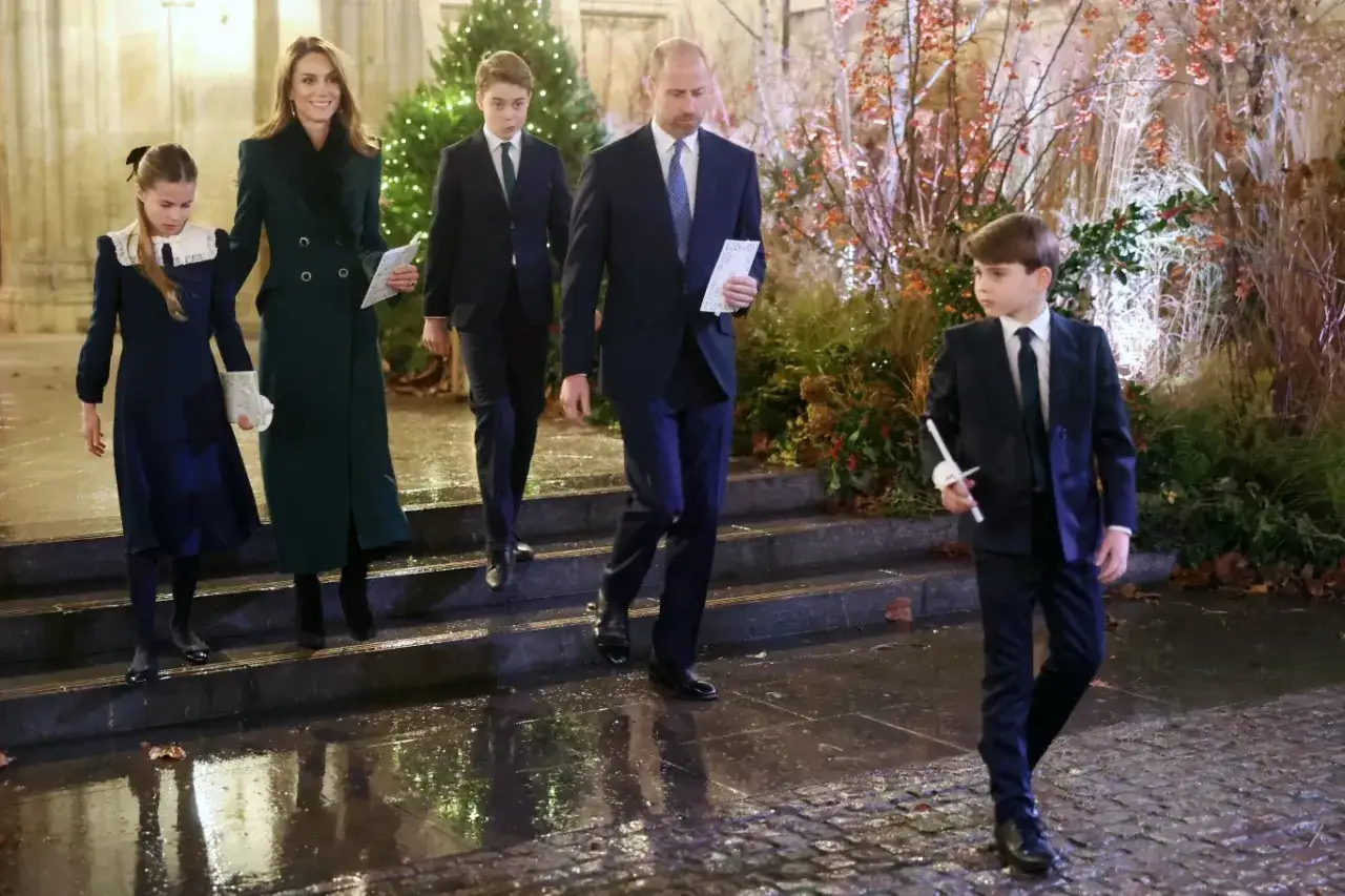 Księżna Kate z rodziną, w tym z księciem Williamem i dziećmi, wychodzi po wydarzeniu. Wygląda na to, że to nie jest księżna Kate w czwartej ciąży, ale jej stylizacja jest elegancka.