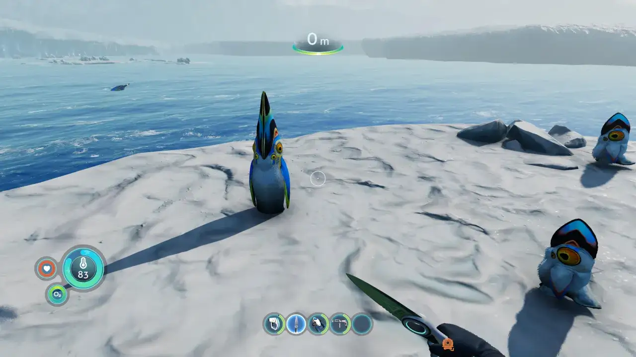 Na lodowej pustyni w Subnautica Below Zero, gracz obserwuje kolorowego pingwina i dwa małe stworzenia.