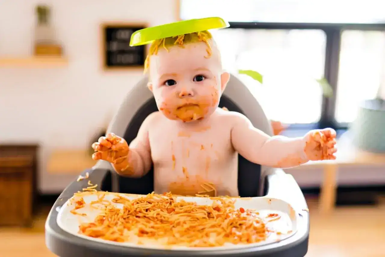 Maluch w krzesełku, cały w sosie pomidorowym i spaghetti. Jaki makaron dla niemowlaka? Ten, który sprawia tyle radości!