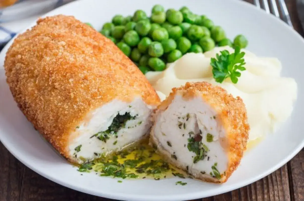 Kotlet de volaille z zielonym groszkiem i puree ziemniaczanym. Idealny, dobry szybki obiad na niedzielę.