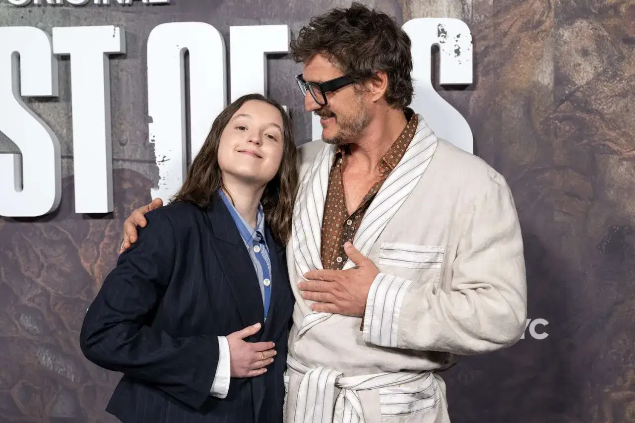 Pedro Pascal z uśmiechem obejmuje młodą aktorkę. Choć nie jest to jego żona, ich relacja na ekranie jest niezwykle silna.