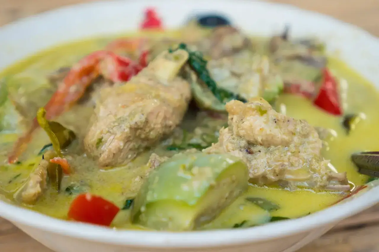 Ein authentisches Thai Curry Rezept original mit Hühnchen, grünen Auberginen und roten Chilis in cremiger Kokosmilch.