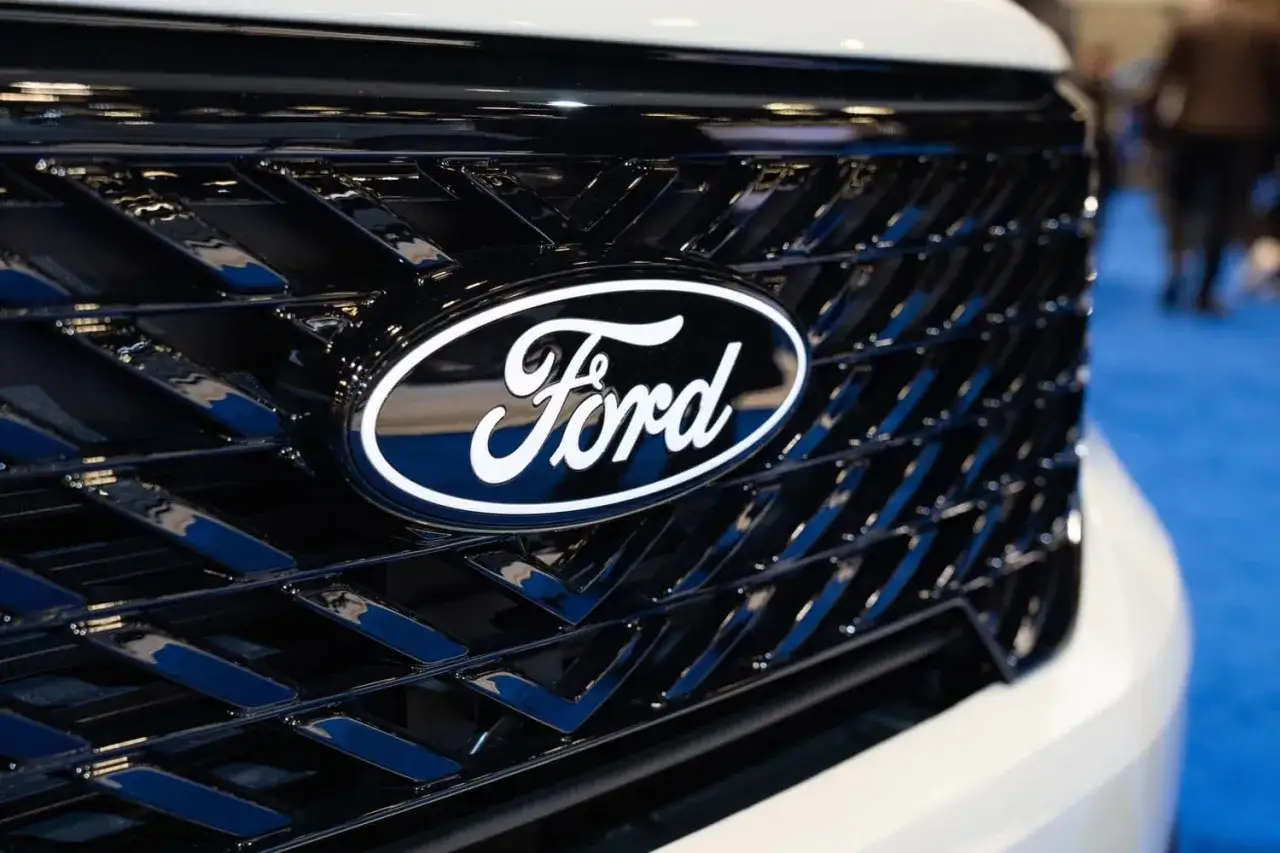 Detalle de la parrilla de un Ford Kuga 2.0 TDCI 140cv, mostrando el logo de Ford. ¿Problemas?
