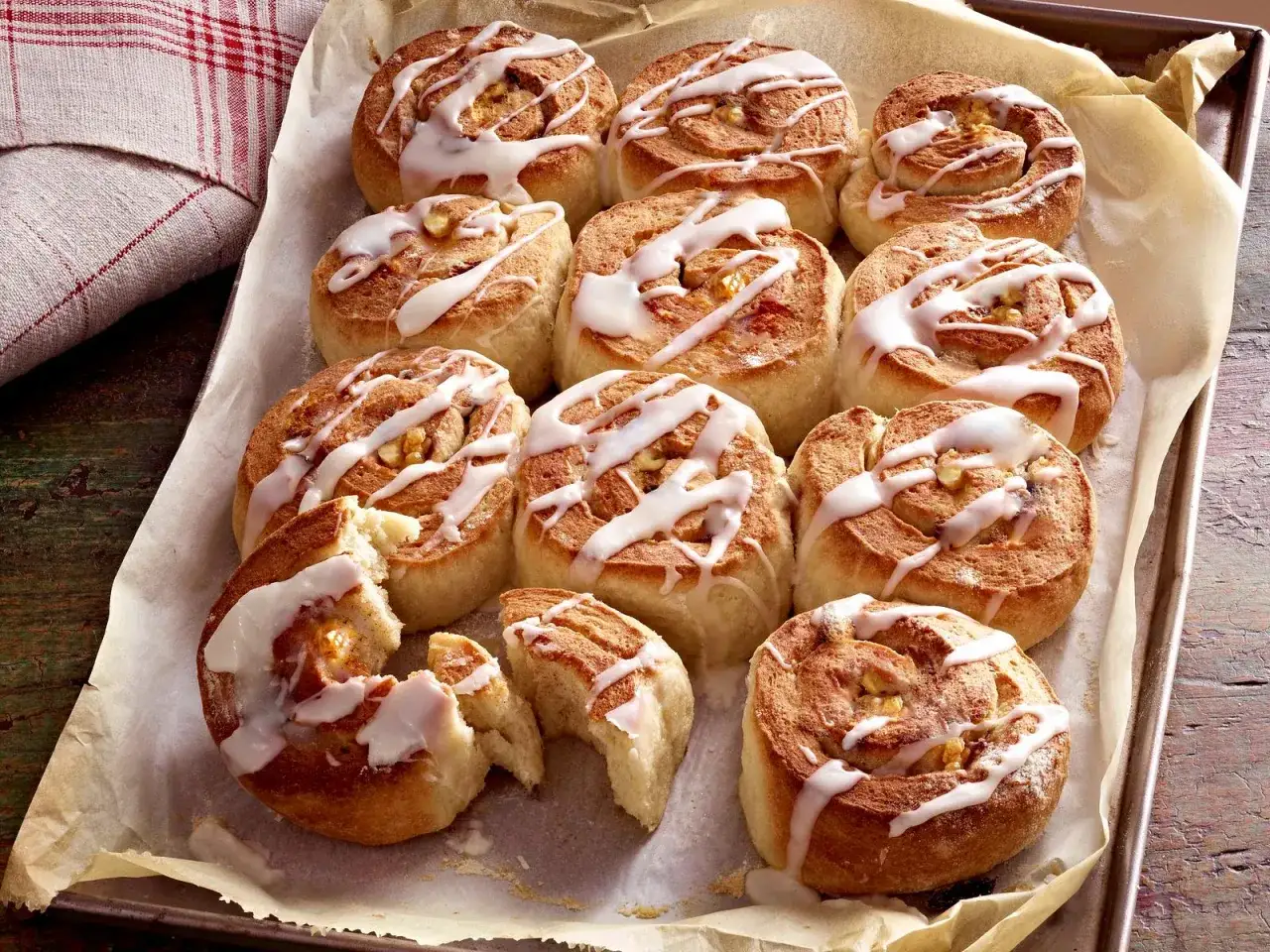 Frisch gebackene Apfel Zimtschnecken mit Zuckerguss, ein k&ouml;stliches Rezept f&uuml;r s&uuml;&szlig;e Momente.