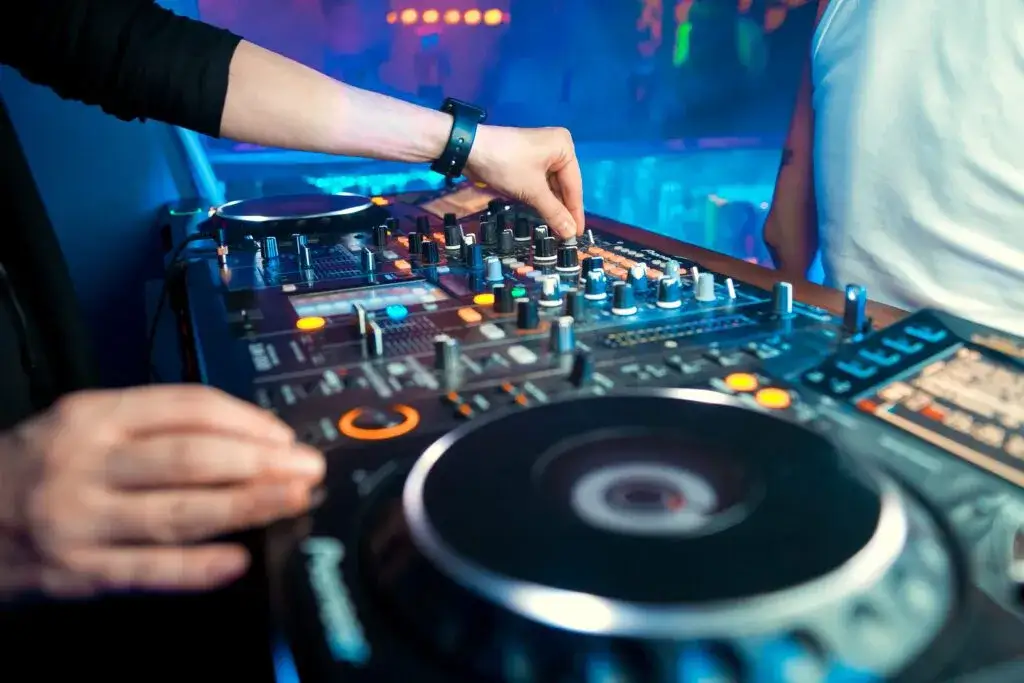 Zdjęcie Jak szukać DJ-a na wesele, aby uniknąć rozczarowania i kosztów